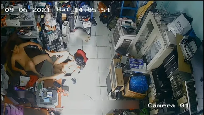 Bà xã gã chồng địt trộm trong của cậu bé máy tính